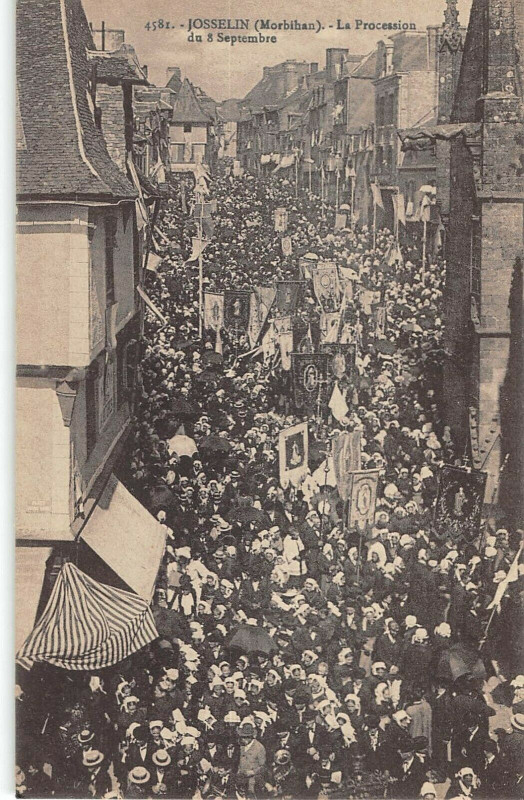 Carte postale ancienne Josselin Procession Du 8 Septembre à Josselin