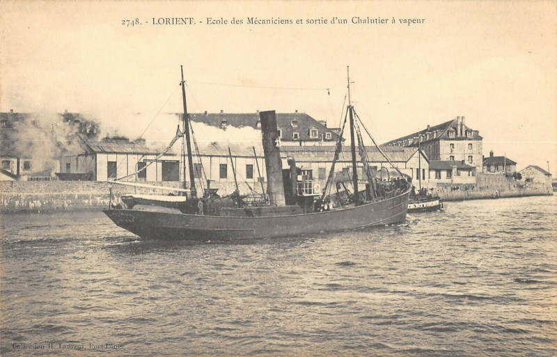 Carte postale ancienne Lorient Ecole Des Mecaniciens Et Sortie D'Un Bateau A Vapeur à Lorient