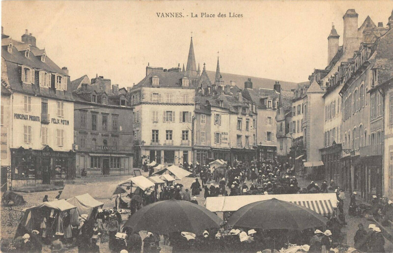 Carte postale ancienne Vannes La Place Des Lices à Vannes
