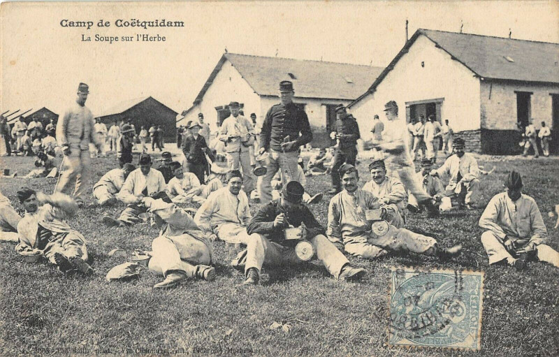 Carte postale ancienne Camp Coetquidan La Soupe Sur L'Herbe