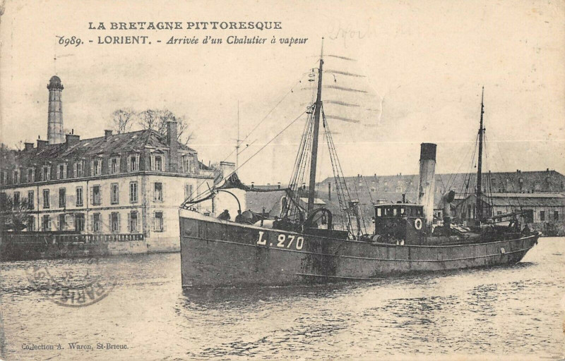 Carte postale ancienne Lorient Arrivee D'Un Chalutier A Vapeur à Lorient