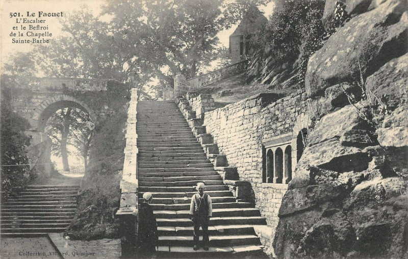Carte postale ancienne Le Faouet Escalier Sainte-Barbe