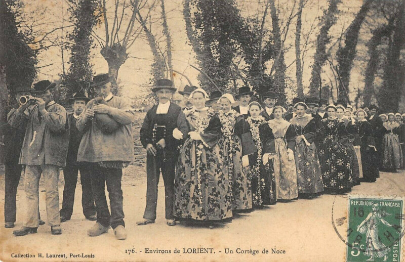 Carte postale ancienne Environs De Lorient Un Cortege De Noce à Lorient