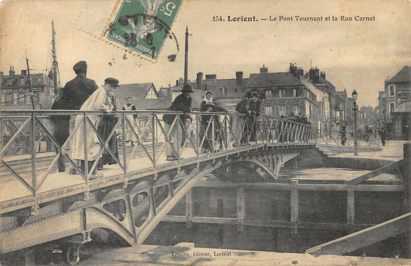 Carte postale ancienne Lorient Le Pont Tournant Et La Rue Carnot à Lorient