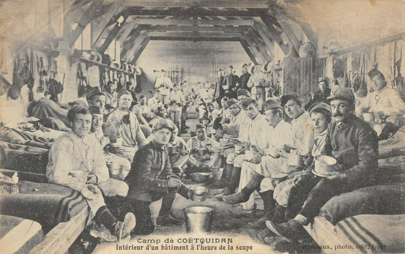 Carte postale ancienne Camp De Coetquidan Interieur D'Un Batiment A L'Heure De La Soupe