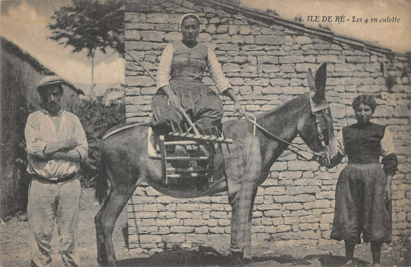 Carte postale ancienne Ile De Re Les 4 En Culotte