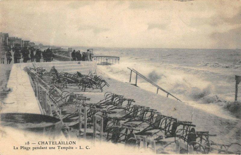 Carte postale ancienne Chatelaillon La Plage Pendant Une Tempete
