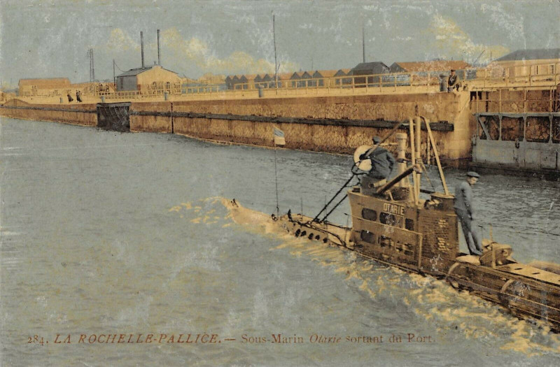 Carte postale ancienne La Rochelle Pallice Sous Marin Otarie Sortant Du Port à La Rochelle
