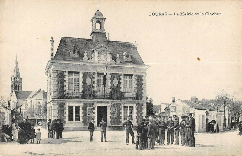 Carte postale ancienne Fouras La Mairie Et Le Clocher à Fouras