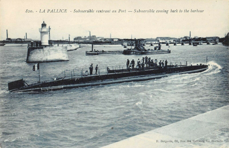 Carte postale ancienne La Pallice Submersible Rentrant Au Port