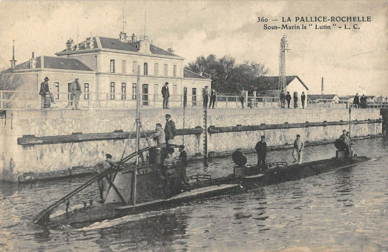 Carte postale ancienne La Pallice Rochelle Le Sous Marin Le Lutin