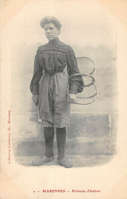 Carte postale ancienne Marennes Pecheuse D'Huitres