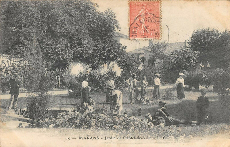 Carte postale ancienne Marans Jardin De L'Hotel De Ville à Marans
