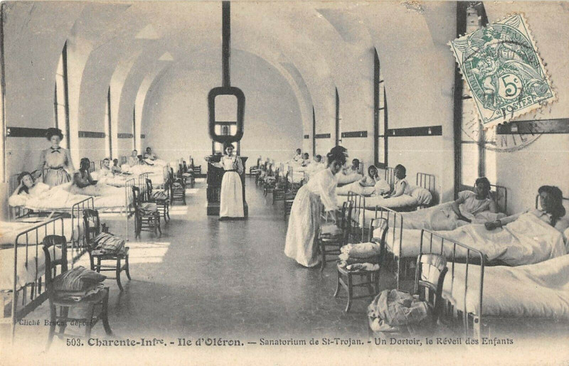 Carte postale ancienne Ile D'Oleron Sanatorium De Saint-Trojan Un Dortoir Reveil Des Enfants