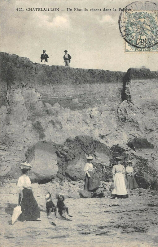 Carte postale ancienne Chatelaillon Un Eboulis Recent Dans La Falaise