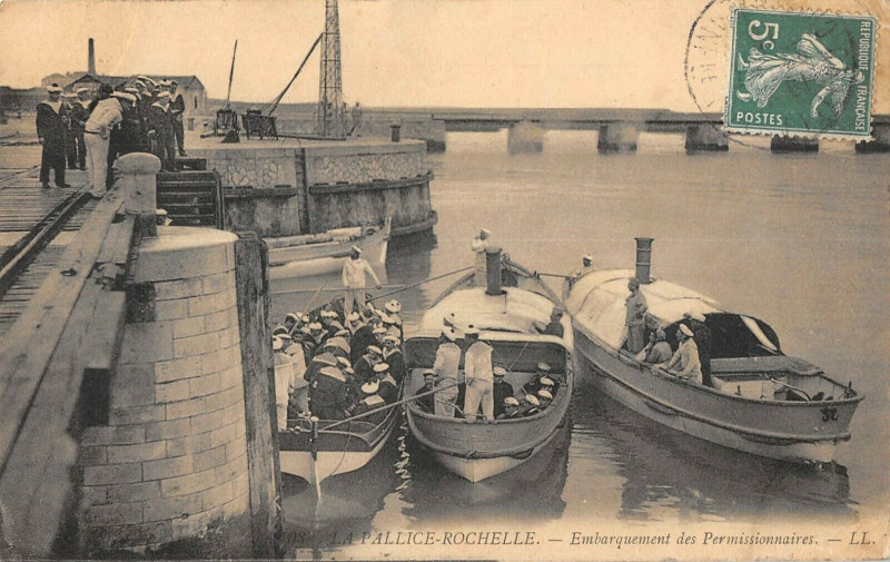 Carte postale ancienne La Pallice Rochelle Embarquement Des Permissionnaires