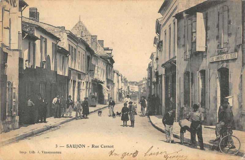 Carte postale ancienne Saujon Rue Carnot à Saujon