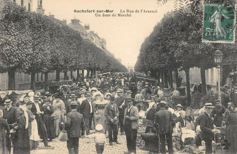 Carte postale ancienne Rochefort Sur Mer La Rue De L'Arsenal Un Jour De Marche à Rochefort