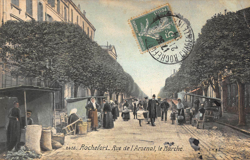 Carte postale ancienne Rochefort Sur Mer La Rue De L'Arsenal Le Marche à Rochefort