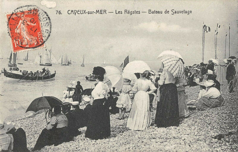 Carte postale ancienne Cayeux Sur Mer Les Regates Bateau De Sauvetage à Cayeux-sur-Mer