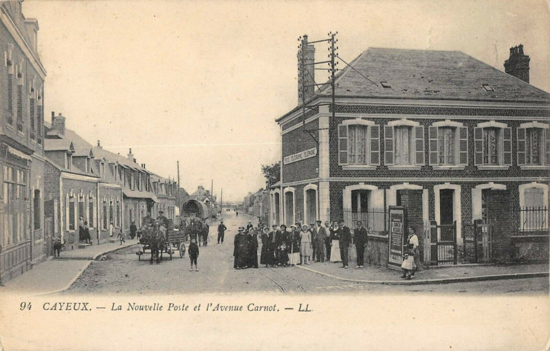 Carte postale ancienne Cayeux La Nouvelle Poste Et Avenue Carnot à Y