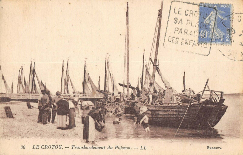 Carte postale ancienne Le Crotoy Transbordement Du Poisson au Crotoy