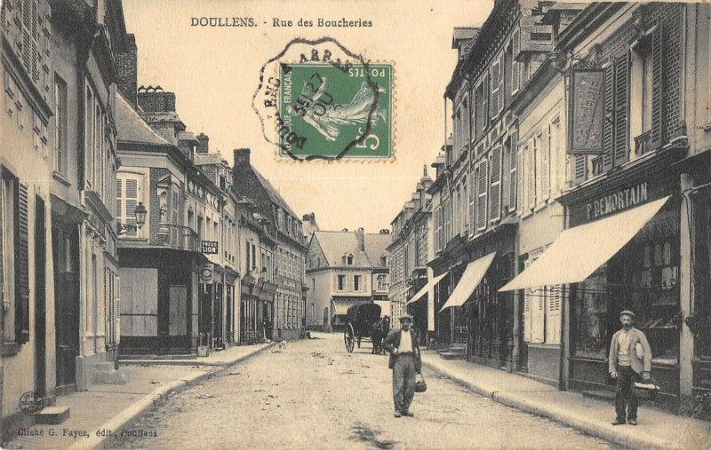 Carte postale ancienne Doullens Rue Des Boucheries à Doullens