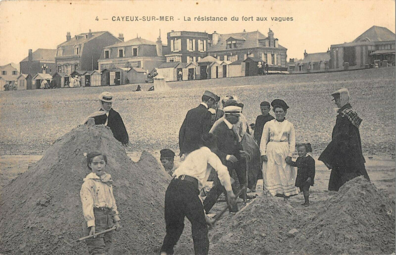 Carte postale ancienne Cayeux Sur Mer La Resistance Au Fort Des Vagues à Cayeux-sur-Mer