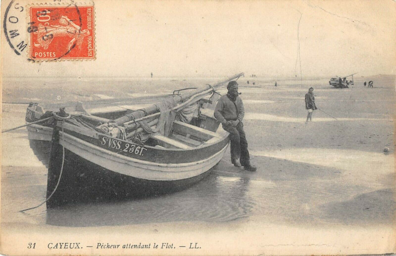 Carte postale ancienne Cayeux Pecheur Attendant Les Flots à Y