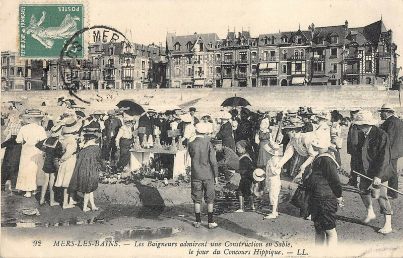 Carte postale ancienne Mers Les Baigneurs Admirent Une Construction En Sable Concours Hippique