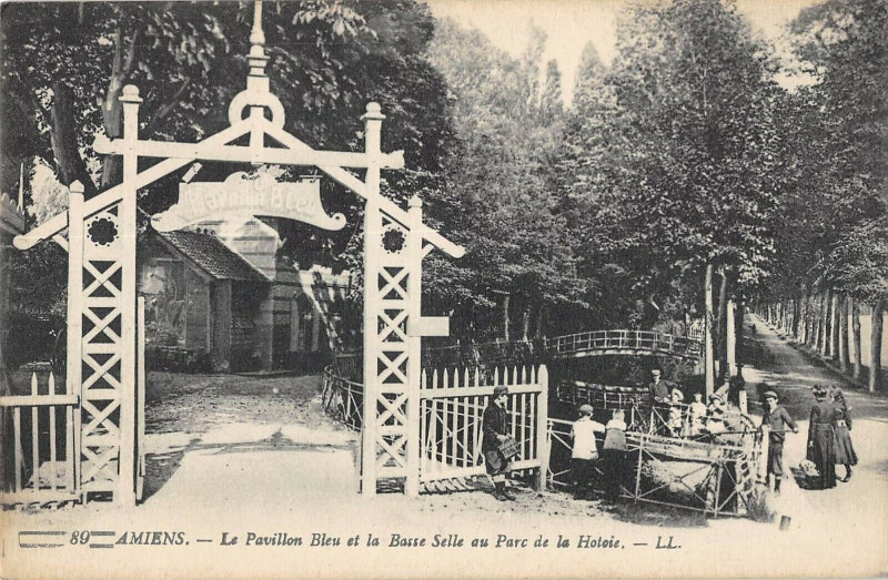 Carte postale ancienne Amiens Le Pavillon Bleu Et La Basse Selle Au Parc De La Hotoie à Amiens