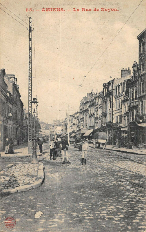 Carte postale ancienne Amiens La Rue De Noyon à Amiens