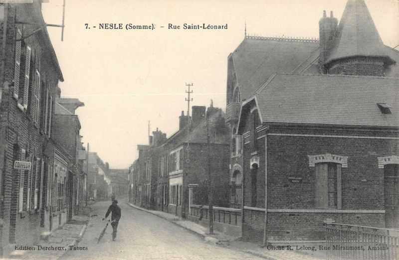 Carte postale ancienne Nesle Rue Saint Leonard à Nesle