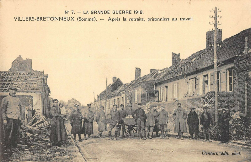 Carte postale ancienne Villers Bretonneux Apres La Retraite Prisonniers Au Travail à Villers-Bretonneux