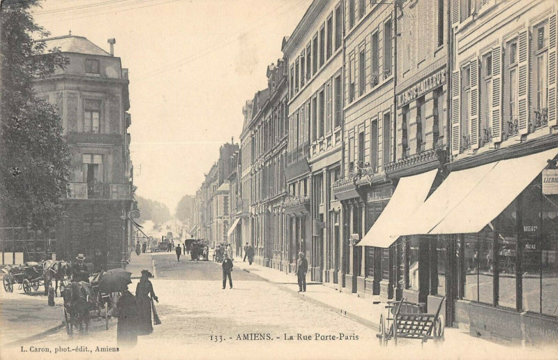Carte postale ancienne Amiens La Rue Porte Paris à Amiens