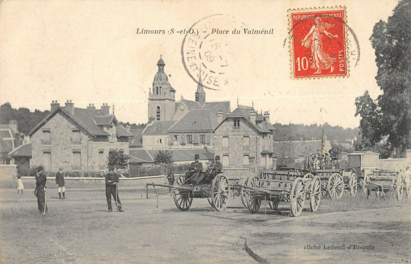 Carte postale ancienne Limours Place Du Valmenil à Limours