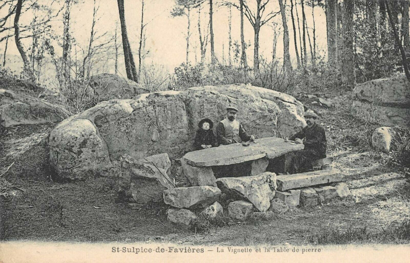 Carte postale ancienne Saint Sulpice De Favieres La Vignette Et La Table De Pierre