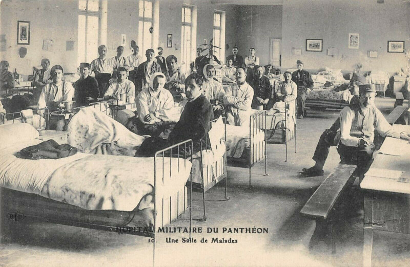 Carte postale ancienne Paris 5e Hopital Militaire Du Pantheon Une Salle De Malades à Paris 5e