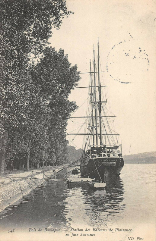 Carte postale ancienne Bois de Boulogne - Station des Bateaux de Plaisance en face Suresnes à Suresnes