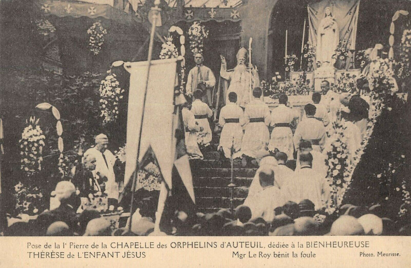 Carte postale ancienne Pose de la Pierre de la 1e chapelle des orphelins d'Auteuil, dédiée à la bienheureuse Thérèse de L'enfant Jésus - Monseigneur Le Roy bénit la foule à Paris 16e