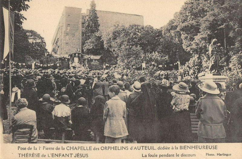 Carte postale ancienne Pose de la Pierre de la 1e chapelle des orphelins d'Auteuil, dédiée à la bienheureuse Thérèse de L'enfant Jésus - La foule pendant le discours à Paris 16e