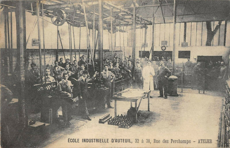 Carte postale ancienne Ecole industrielle d'Auteuil - Rue des Perchamps - Atelier à Paris 16e