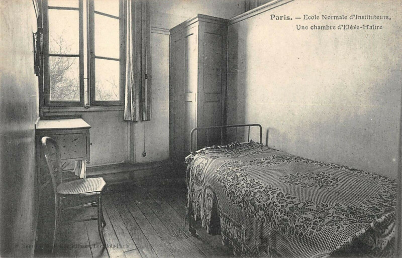 Carte postale ancienne Ecole Normale d'Instituteurs - Une chambre d'Elève-Maître à Paris 16e