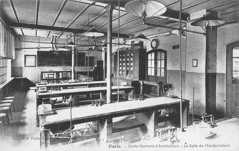 Carte postale ancienne Ecole Normale d'Instituteurs. - La Salle de Manipulations à Paris 16e