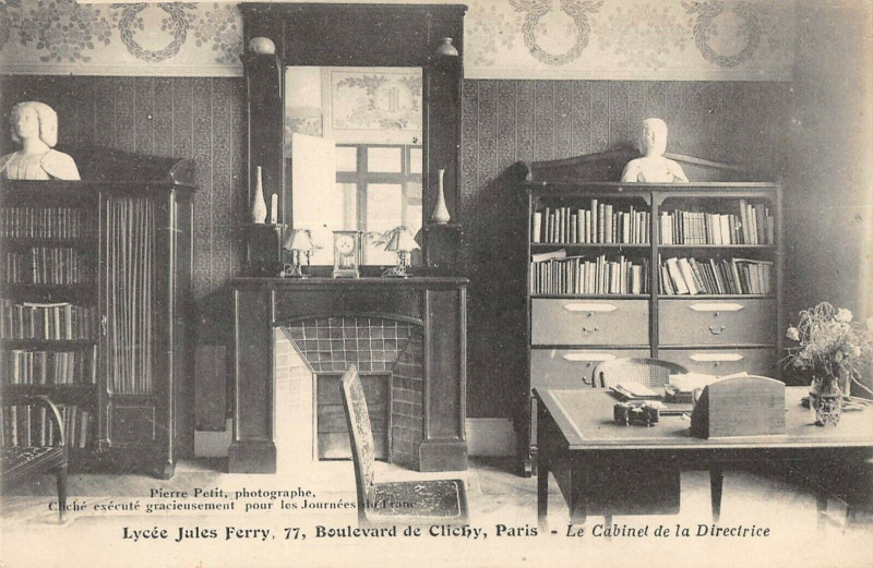Carte postale ancienne Lycée Jules Ferry - Le Cabinet de la Directrice à Paris 9e