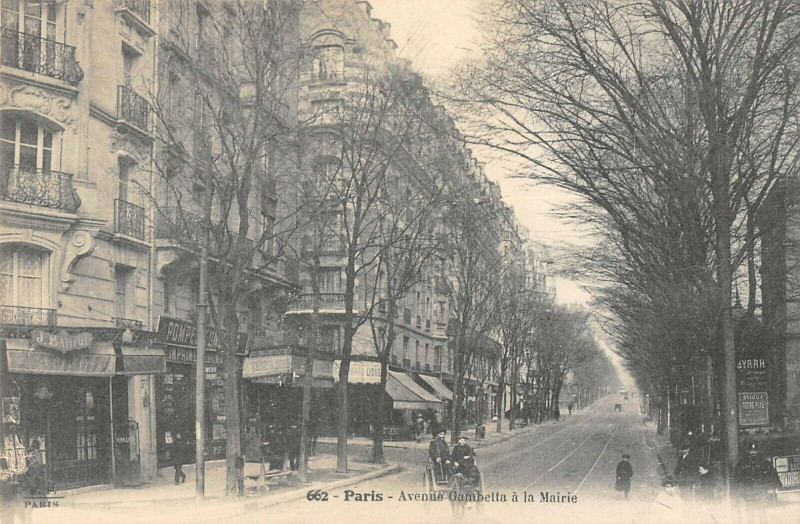 Carte postale ancienne Avenue Gambetta à la Mairie à Paris 20e