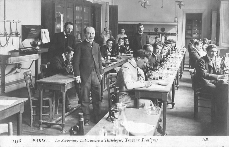 Carte postale ancienne Paris Ve La Sorbonne Laboratoire D'Histologie Travaux Pratiques à Paris 5e