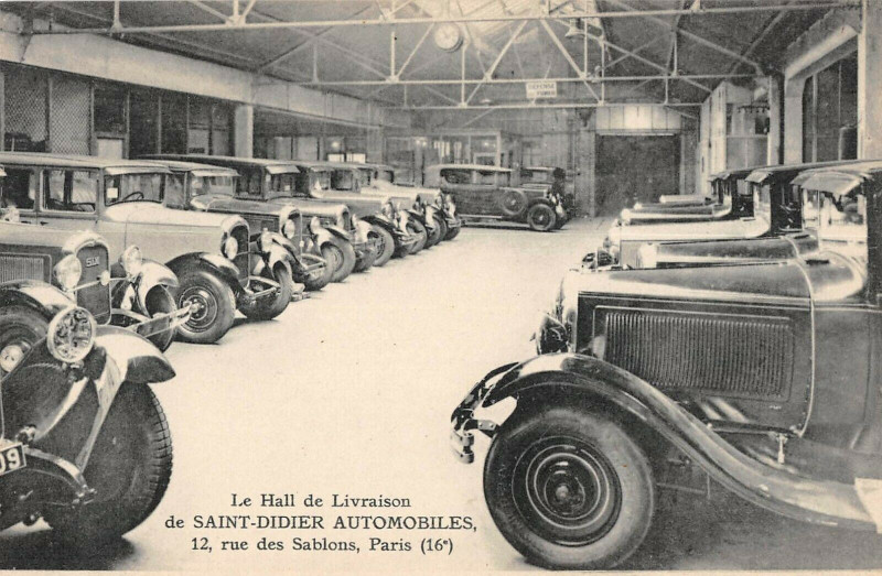 Carte postale ancienne Le Hall de Livraison de Saint-Didier Automobiles - Rue des Sablons à Paris 16e