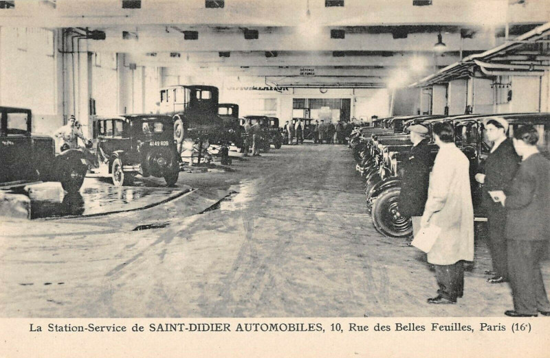 Carte postale ancienne La Station-Service de Saint-Didier Automobiles - Rue des Belles Feuilles à Paris 16e