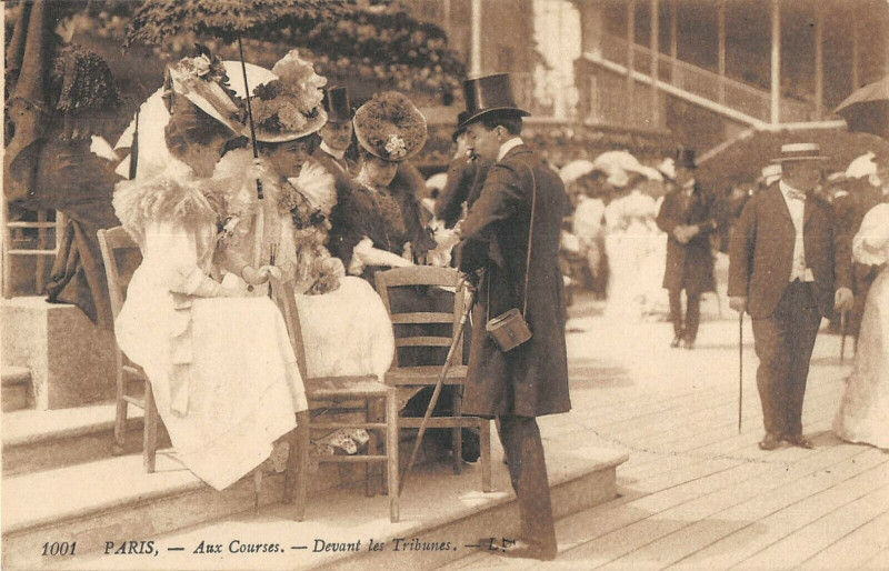 Carte postale ancienne Aux Courses - Devant les Tribunes à Paris 16e
